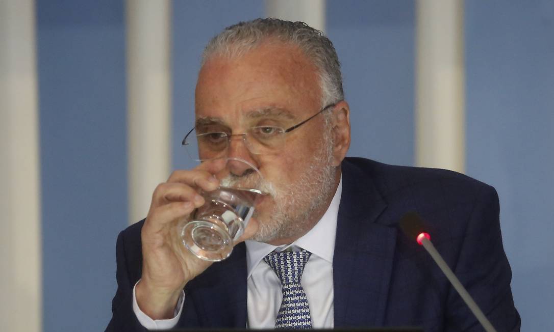 Presidente da Cedae, Hélio Cabral, bebendo água durante coletiva de imprensa Foto: Guilherme Pinto