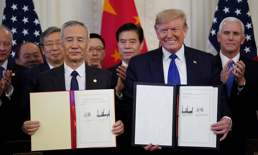 Trump e o vice-premier chinês Liu He com o acordo assinado na Casa Branca. Foto: KEVIN LAMARQUE / REUTERS