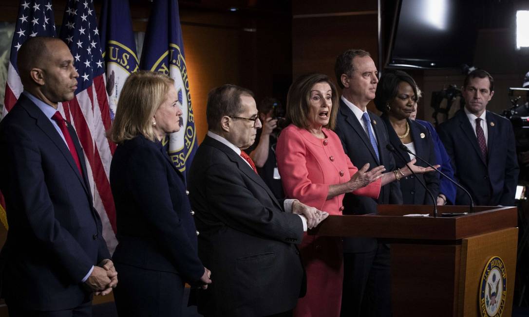 Os sete deputados que comandarão a acusação de impeachment contra Trump, ao lado da presidente da Câmara, Nancy Pelosi Foto: Drew Angerer / AFP