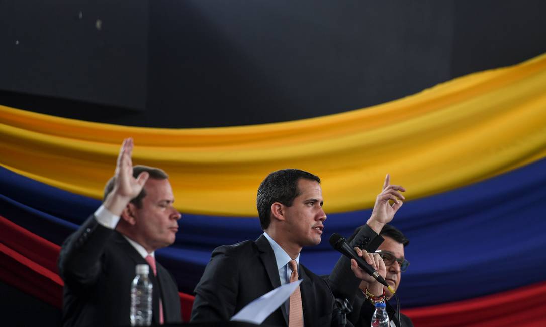 Líder da oposição venezuelana e auto-proclamado presidente interino, Juan Guaidó, realiza sessão parlamentar no subúrbio de Caracas depois de ter sua entrada no Congresso impedida Foto: YURI CORTEZ / AFP