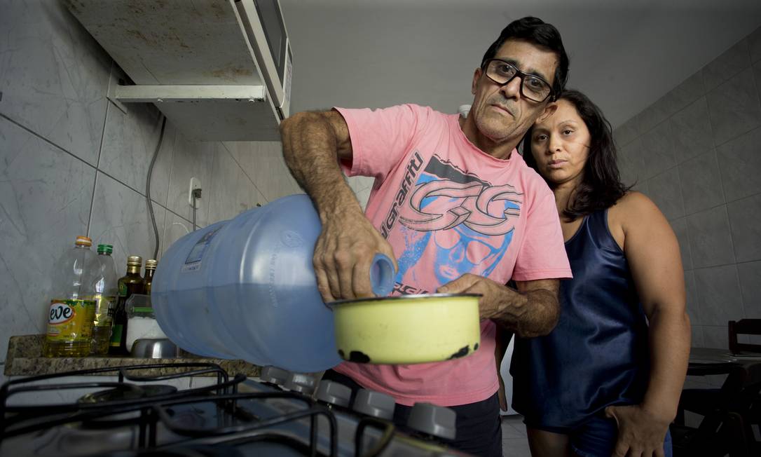 Desempregados, o casal José e Solange escolhe entre água mineral e alguns alimentos para casa Foto: Márcia Foletto / Agência O Globo