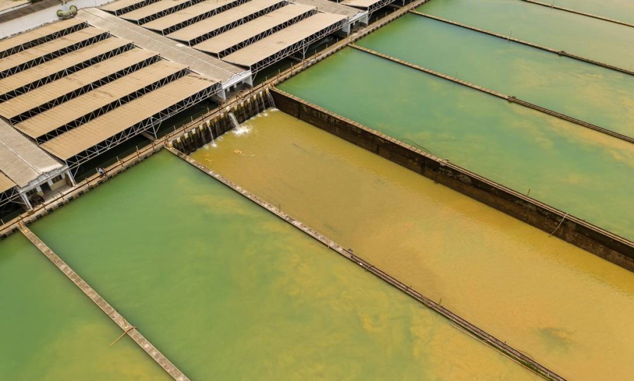 Imagem aérea da Estação de Tratamento de Água (ETA) Guandu mostra tanques com água esverdeada, misturada com lama, em janeiro de 2020 Foto: Brenno Carvalho / Agência O Globo - 16/01/2020