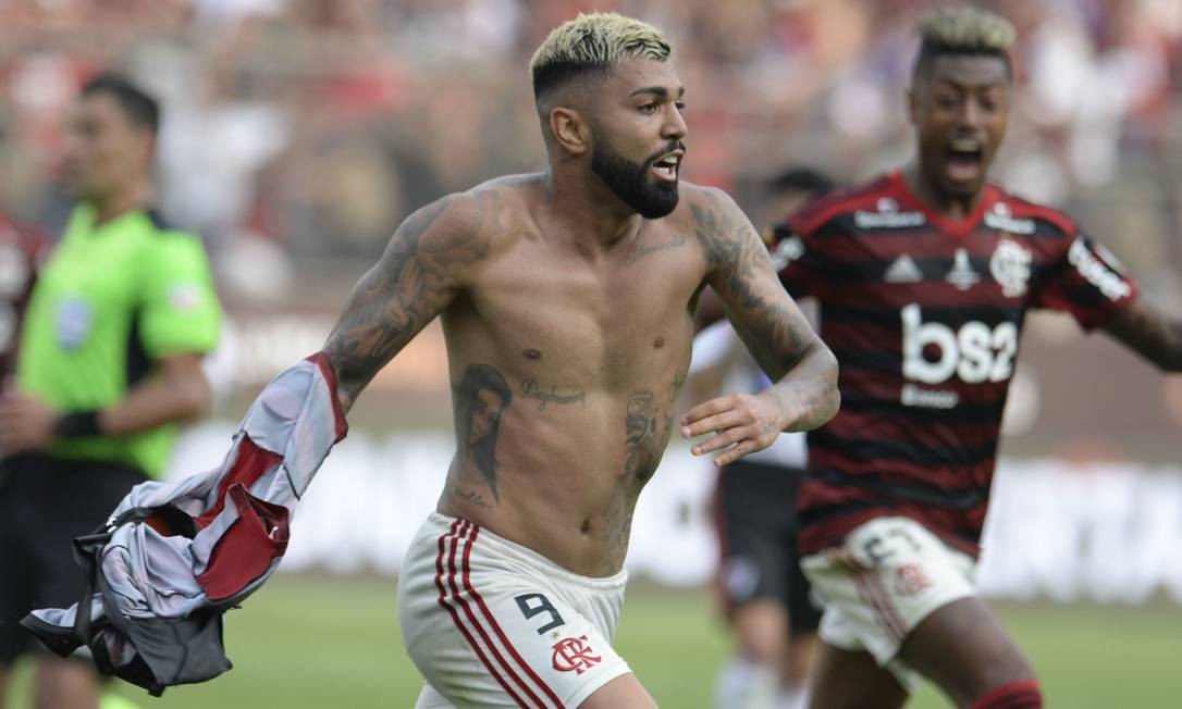 Gabigol, seguido por Bruno Henrique, comemora após marcar contra o River Plate durante a partida pela Libertadores, no estádio Monumental, em Lima Foto: ERNESTO BENAVIDES / AFP