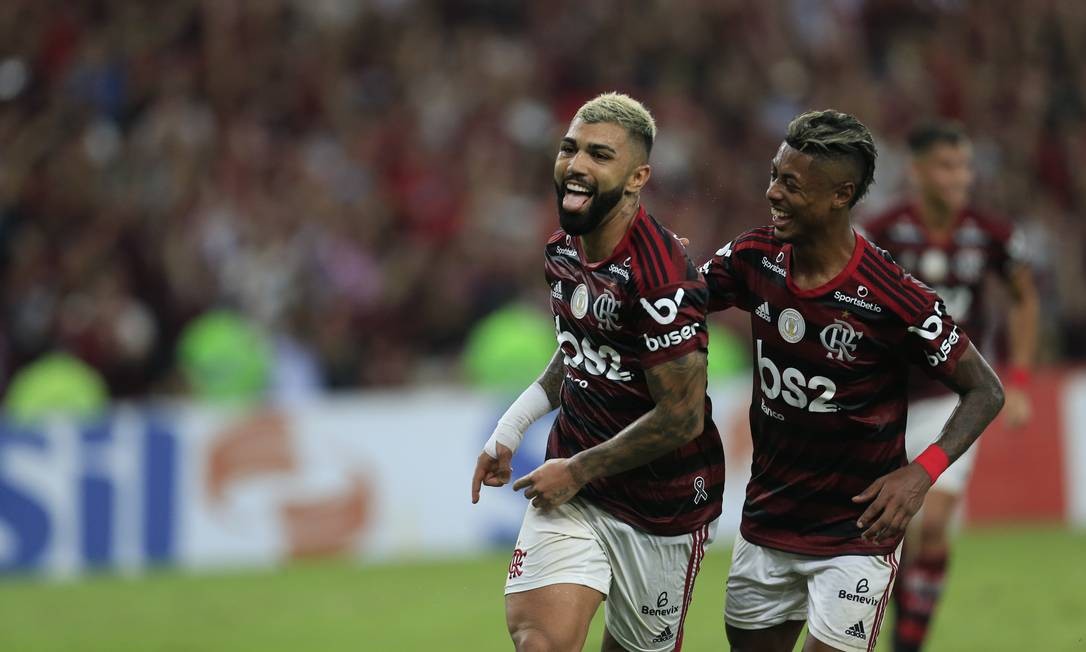 Gabigol e Bruno Henrique comemoram durante partida pelo Brasileiro contra o Bahia Foto: Marcelo Theobald / Agência O Globo