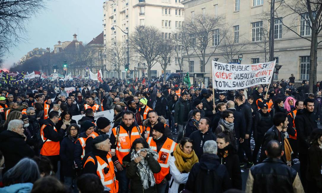 Pessoas vistas em manifestação em Paris contra a reforma da Previdência proposta pelo presidente Emmanuel Macron Foto: THOMAS SAMSON / AFP
