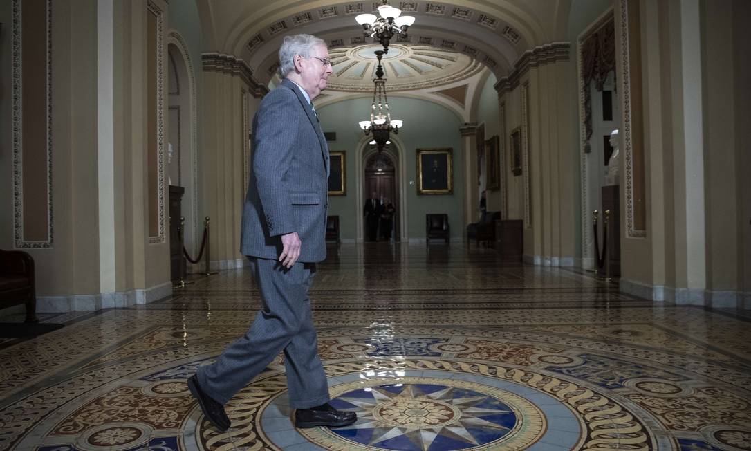 Senador republicano Mitch McConnell, líder da maioria no Senado, no Capitólio, em Washington Foto: Drew Angerer / AFP