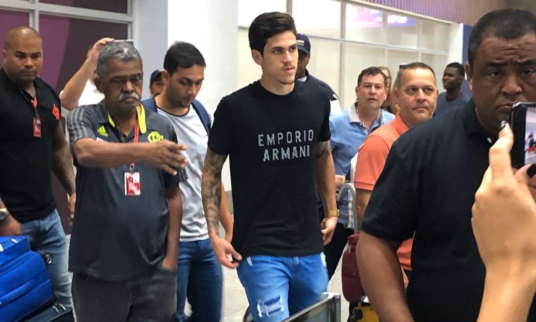Pedro desembarca no Rio para fechar com o Flamengo Foto: Diogo Dantas