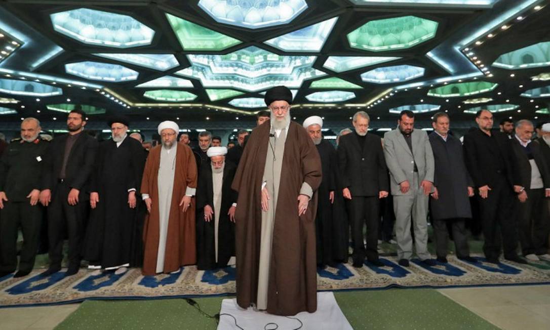 Líder supremo do Irã, aiatolá Ali Khamenei, durante oração de sexta-feira no complexo da mesquita Grand Mosalla Foto: HO / Site oficial do aiatolá Ali Khamenei