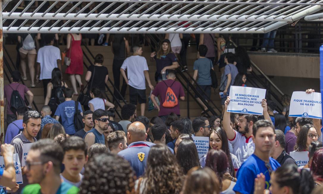 Estudantes entram em locação de prova do Enem em São Paulo Foto: Edilson Dantas / Agência O Globo