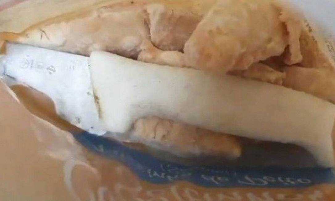 Consumidor achou parte de uma faca dentro de embalagem de filé de frango Foto: Reprodução da internet