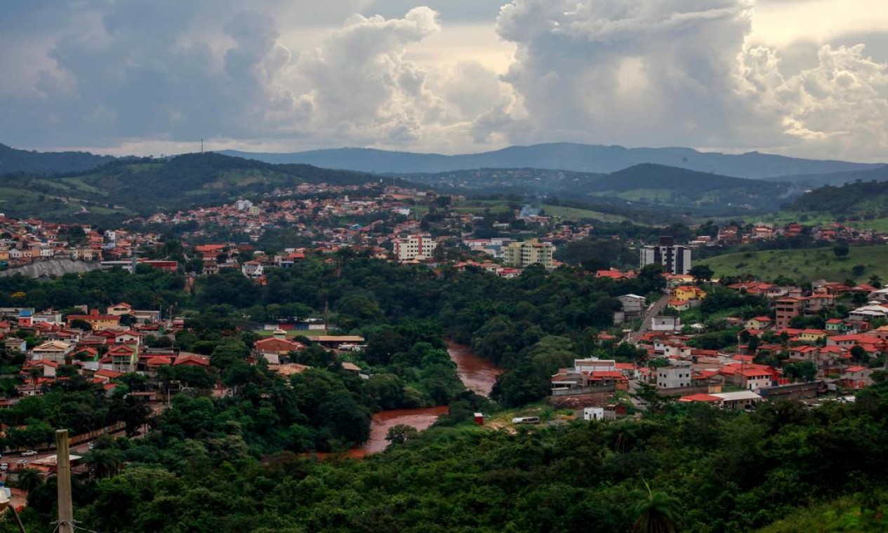 A cidade mineira ainda tenta se reerguer por entre a destruição ambiental e a dor do luto Foto: Geraldo Goulart Neto / Agência O Globo