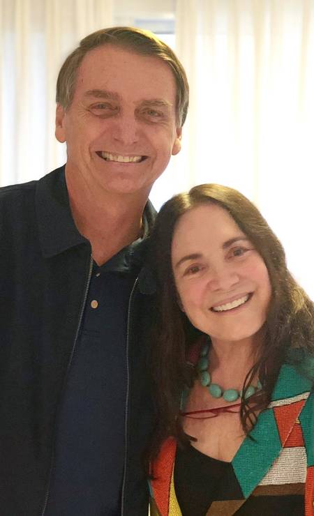 Regina Duarte e Bolsonaro em 2018, durante a campanha para a presidência, quando a atriz declarou seu apoio ao então candidato do PSL. Regina prometeu responder o convite para a Secretaria até este sábado Foto: Reprodução