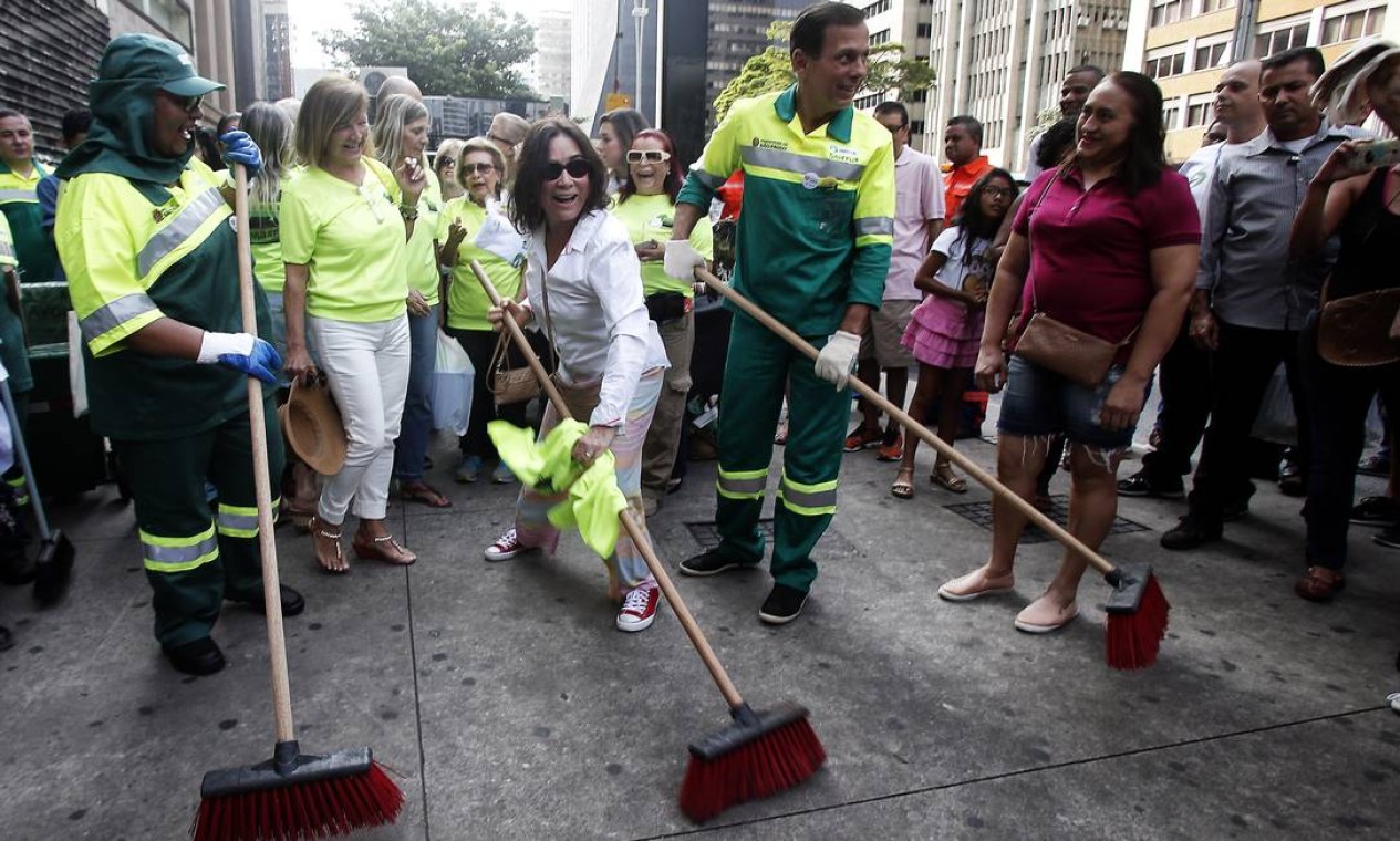 Regina Duarte varre chão da Avenida Paulista ao lado do então prefeito de São Paulo, João Doria, em janeiro de 2017 Foto: Edilson Dantas / Agência O Globo