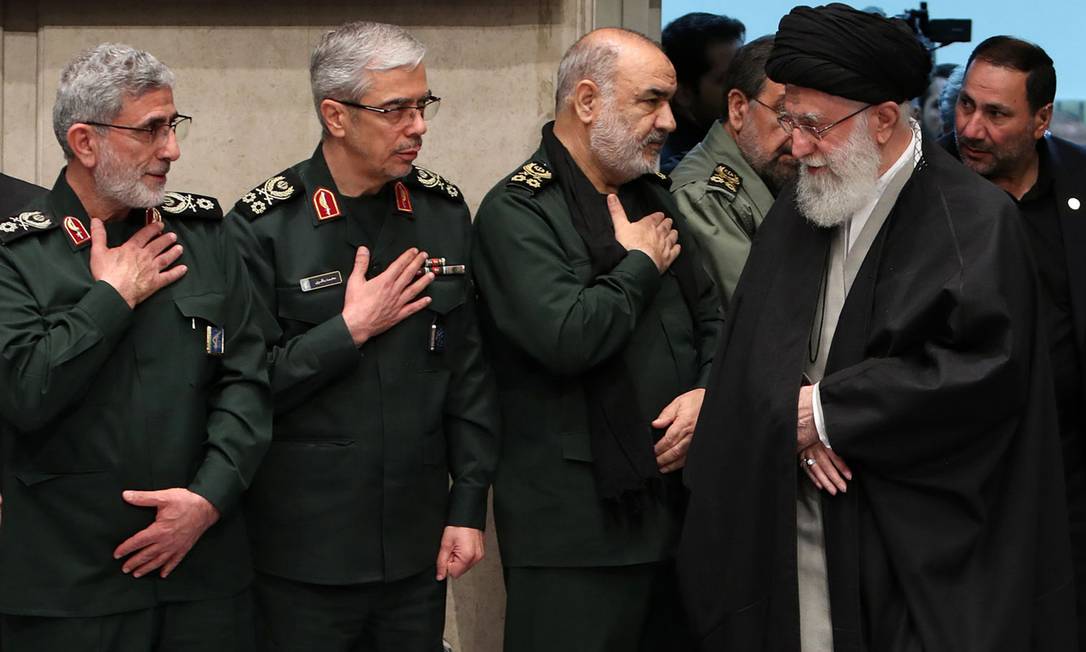 Aitolá Khamenei (direita) é cumprimentado por novo comandante da Força Quds, Esmail Ghaani, e pelos chefes do Estado Maior, Mohamed Bagheri, e da Guarda Revolucionária, Hussein Salami, em cerimônia para general assassinado Qassem Soleimani Foto: HO / AFP/09-01-2020