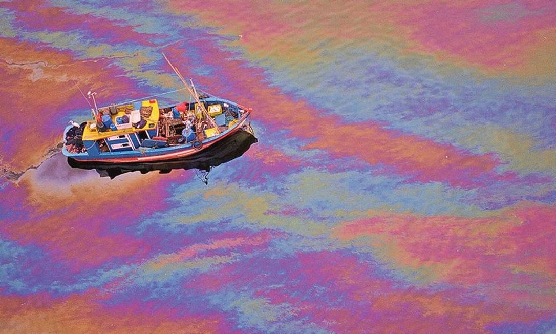 Mancha de óleo na Baía da Guanabara atingiu colônia de pescadores em Jurujuba, Niterói Foto: Márcia Foletto