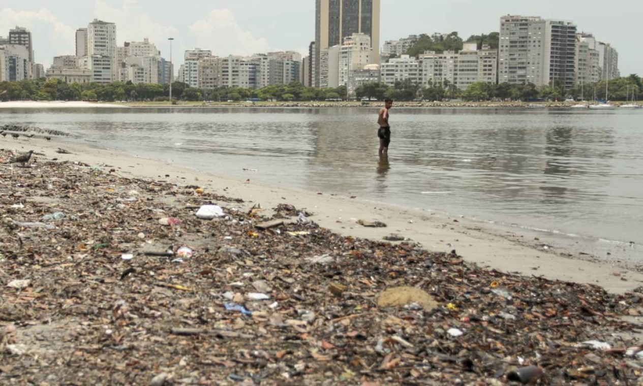 Tomada Por Lixo E Esgoto Praia De Botafogo Agoniza Jornal O Globo