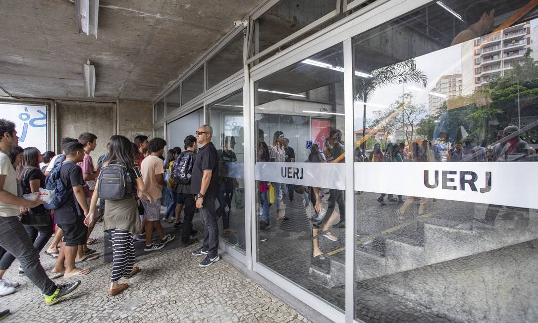 Estudantes chegam para fazer a prova do Enem na Uerj, no Rio Foto: Ana Branco / Agência O Globo