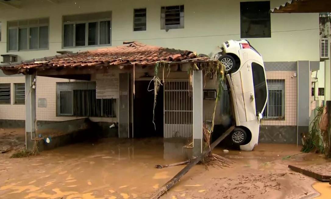 Carro foi levado pela forte enxurrada durante temporal Foto: Reprodução / TV Gazeta