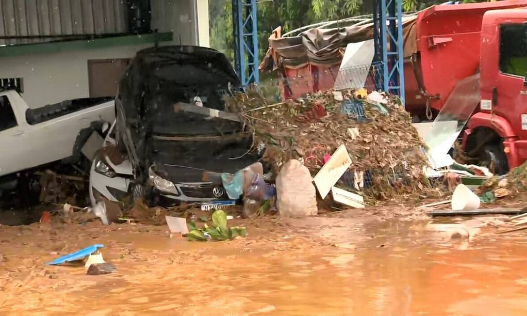 Chuva arrastou carros e inundou Iconha; três pessoas morreram na cidade Foto: Reprodução/TV Gazeta