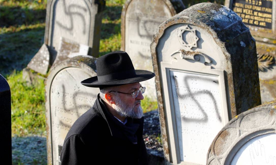 Túmulos de cemitério judeu na França foram vandalizados com suásticas, símbolo do Nazismo, em dezembro Foto: Arnd Wiegmann / REUTERS