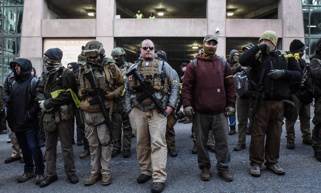 Com fuzis em punho, grupo armado participa de protesto contra medidas do governo da Virginia para restringir o acesso a armas de fogo Foto: STEPHANIE KEITH / REUTERS