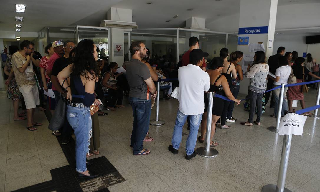 Pessoas aguardam atendimento em agência do INSS em Brasília Foto: Jorge William / Agência O Globo