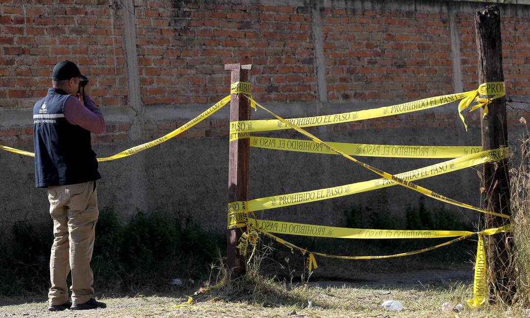 Agente do Instituto Forense de Jalisco trabalha no local onde foi encontrado um cemitério clandestino em El Mirador Foto: ULISES RUIZ / AFP/13-01-2020