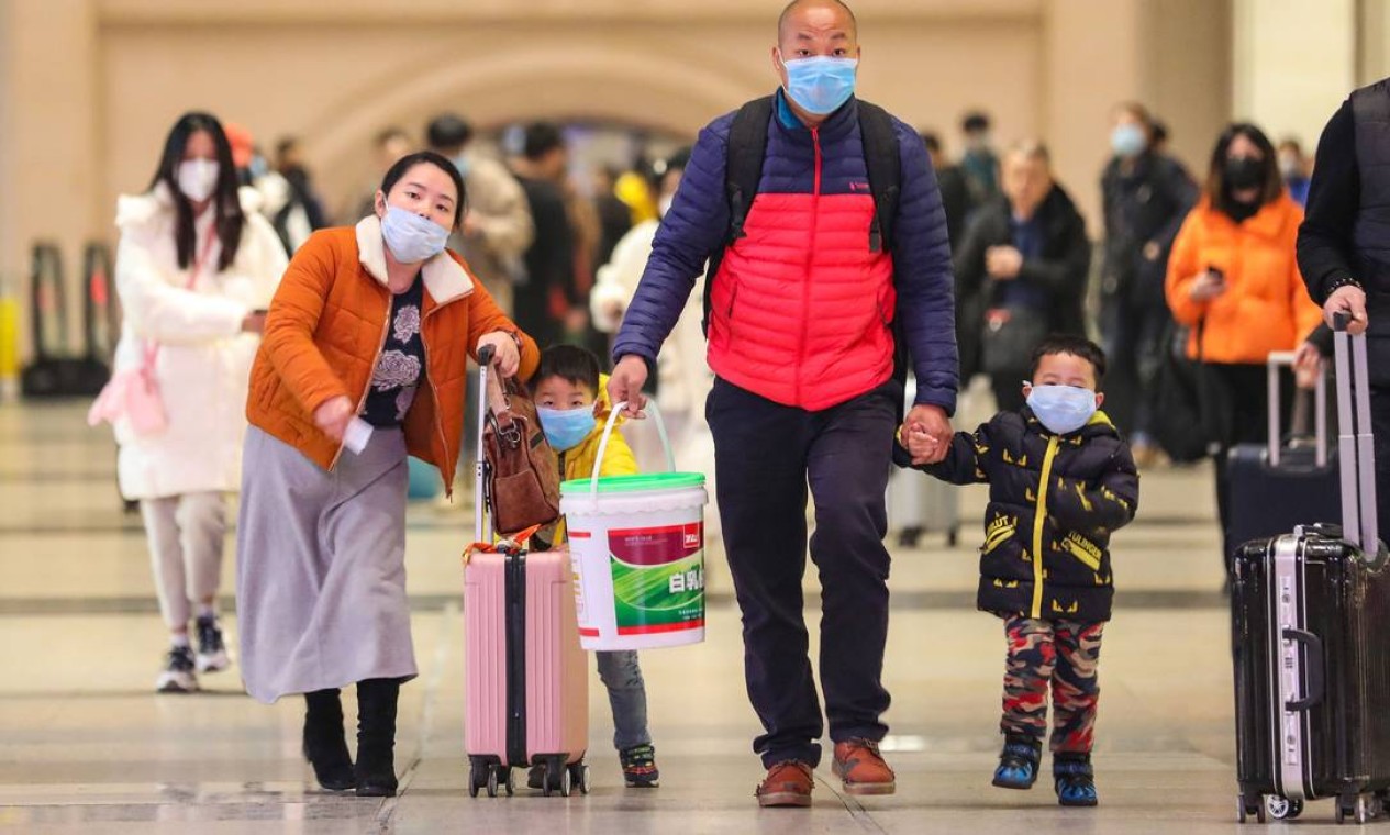 Pessoas usam máscaras enquanto caminham na estação ferroviária de Hankou, na província central de Hubei, na China. Os países asiáticos intensificaram as medidas para bloquear a propagação do coronavírus Foto: - / AFP
