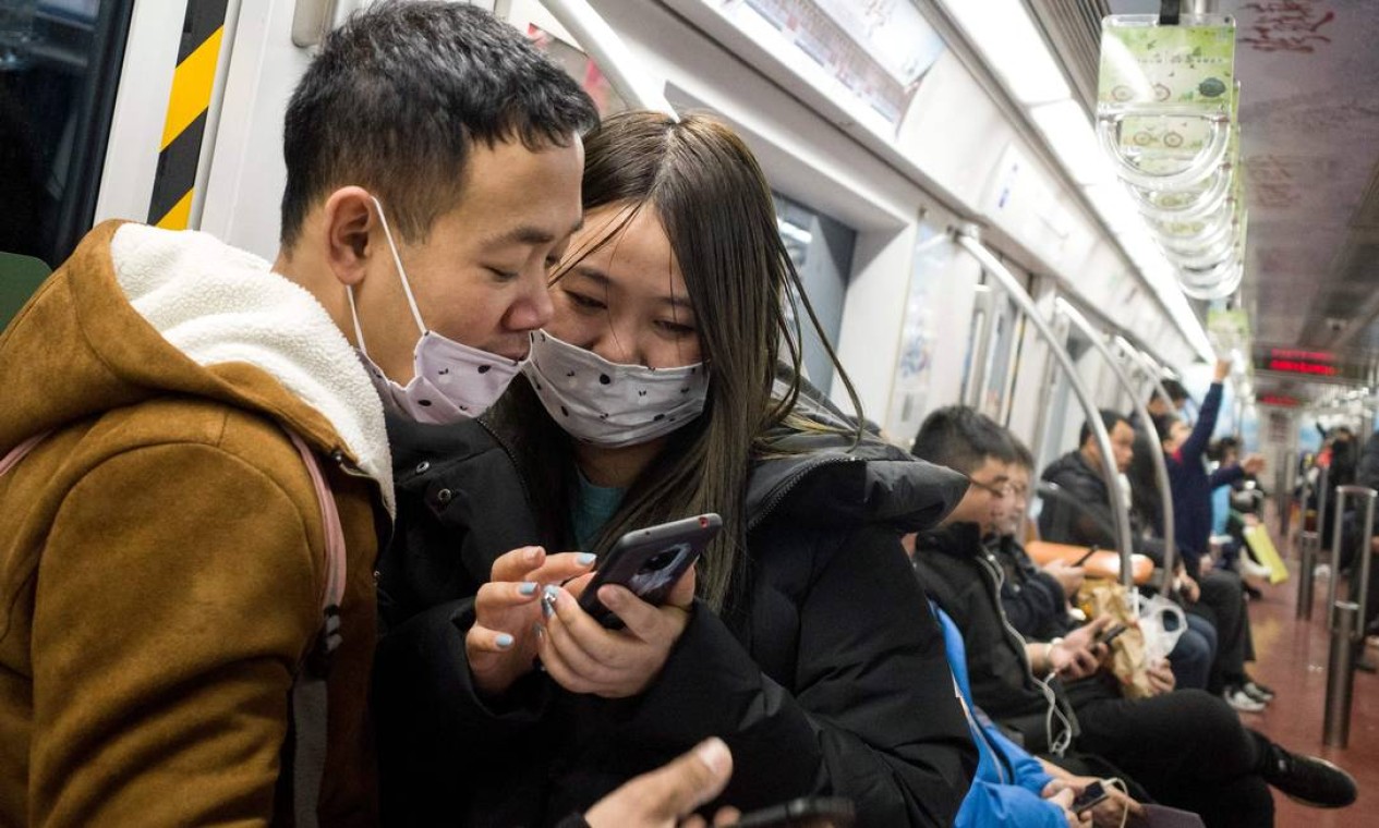 Passageiros do metrô usam máscaras protetoras em Pequim. Autoridades confirmaram que o novo vírus misterioso pode se espalhar entre humanos e disseram que 15 pessoas de equipes de saúde já foram infectadas Foto: NOEL CELIS / AFP