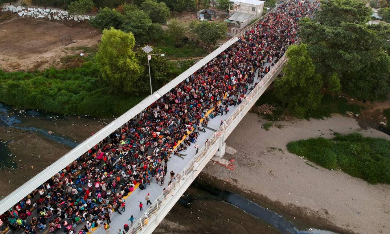 Grupo de imigrantes acampam na ponte internacional que liga a Guatemala ao México, em 20 de janeiro Foto: CARLOS ALONZO / AFP