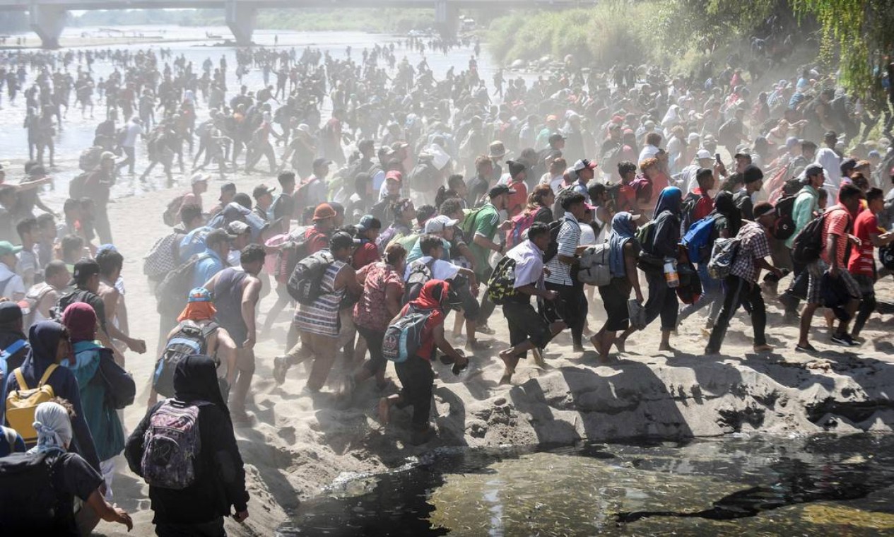 Imigrantes da América Central durante travessia do rio Suchiate nesta segunda-feira (20) Foto: JOHAN ORDONEZ / AFP