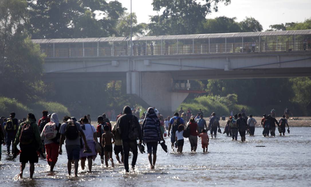 Alguns integrantes da caravana desistiram de forçar a entrada no México e atravessaram de volta o rio para a Guatemala nesta quarta-feira Foto: Andres Martinez Casares / REUTERS