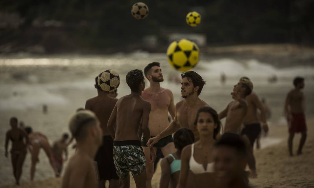 Dezenas de peladeiros de altinha lotaram a marolinha do Posto 10 da Praia de Ipanema Foto: Guito Moreto