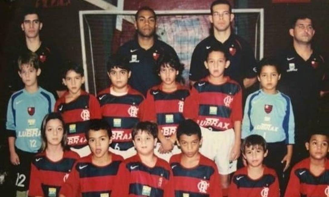 Pedro (o segundo da fileira de trás) na base do Flamengo Foto: Acervo pessoal
