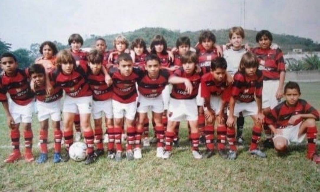 Pedro (o quinto da fileira de trás) na base do Flamengo Foto: Acervo pessoal