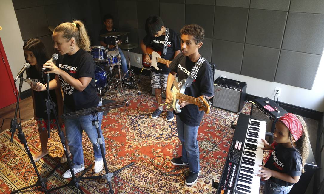 
Banda. Julie Vernier no vocal; Amin, na guitarra; Nihman, na bateria; e Aliyah, no teclado
Foto: Pedro Texeira / Agência O Globo