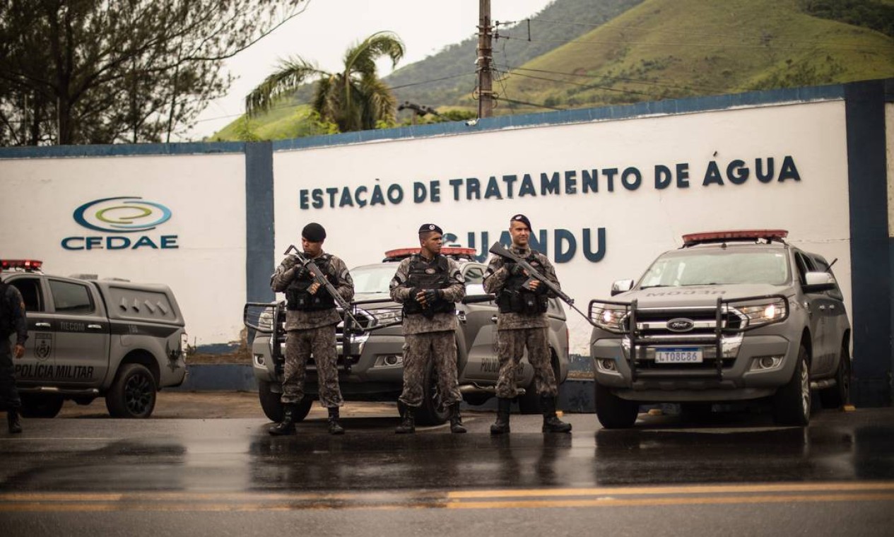 Polícia Militar fez guarda em frente à Estação de Tratamento de Água (ETA) Guandu à espera do governador Wilson Witzel Foto: Brenno Carvalho / Agência O Globo