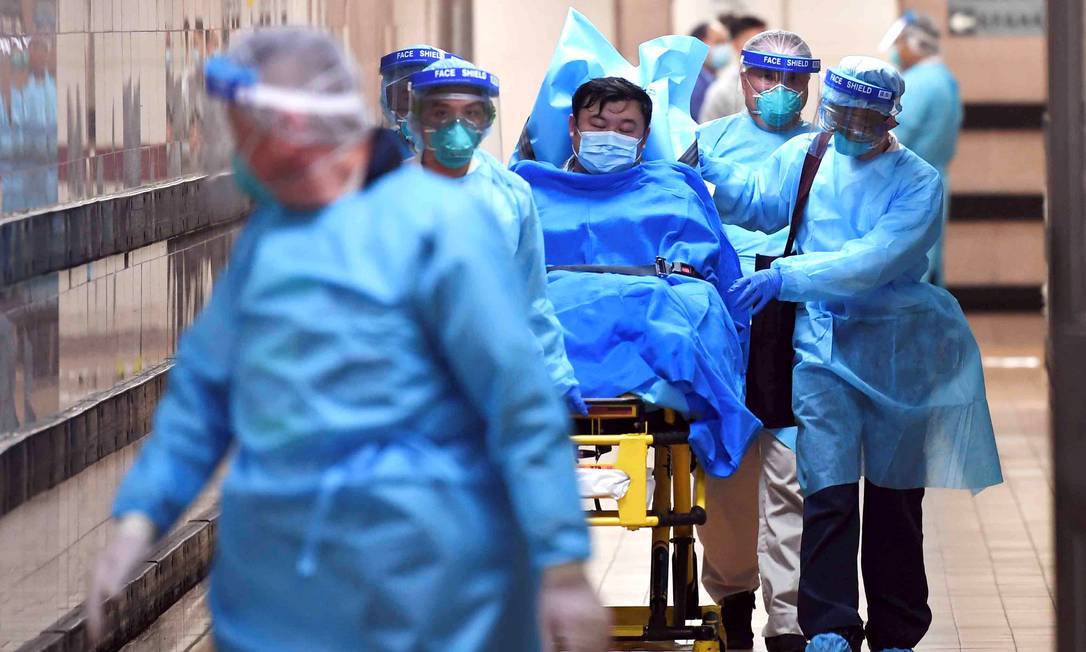 Paciente com alta suspeita de contágio pelo coronavírus é internado em hospital de Hong Kong; doença já chegou a nove países, mas ainda não no Brasil, segundo o Ministério da Saúde Foto: Stringer . / REUTERS