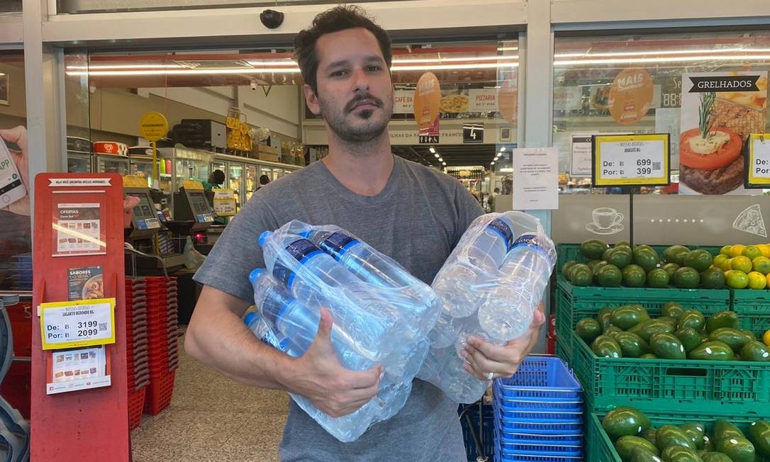 Produtor de audivisual está preocupado com a mulher grávida. Na foto, ele com dois packs de água Foto: Audryn Karolyne / O Globo
