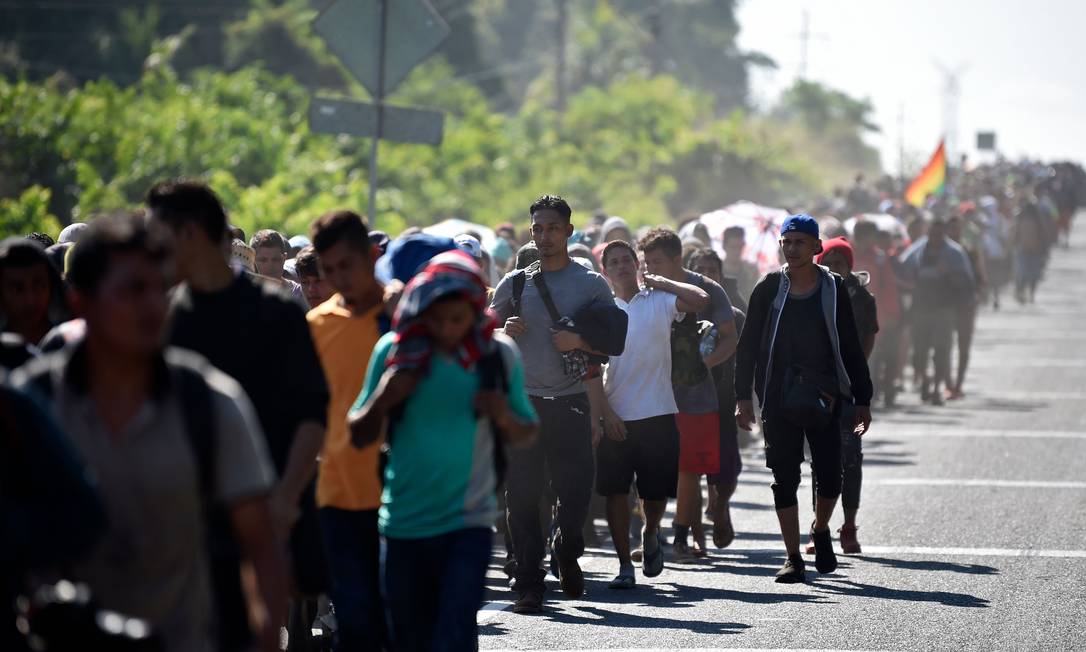 Caravana de migrantes caminha por Cidade Hidalgo, no estado de Chiapas, no México Foto: ALFREDO ESTRELLA / AFP