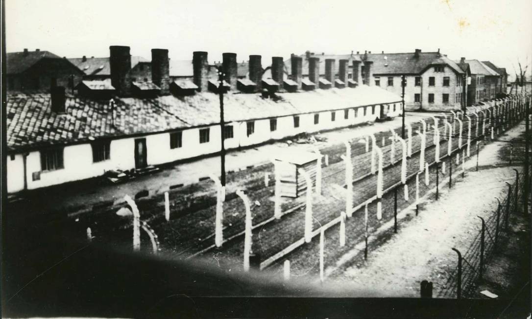 Veja fotos do campo de Auschwitz após a libertação de prisioneiros, em