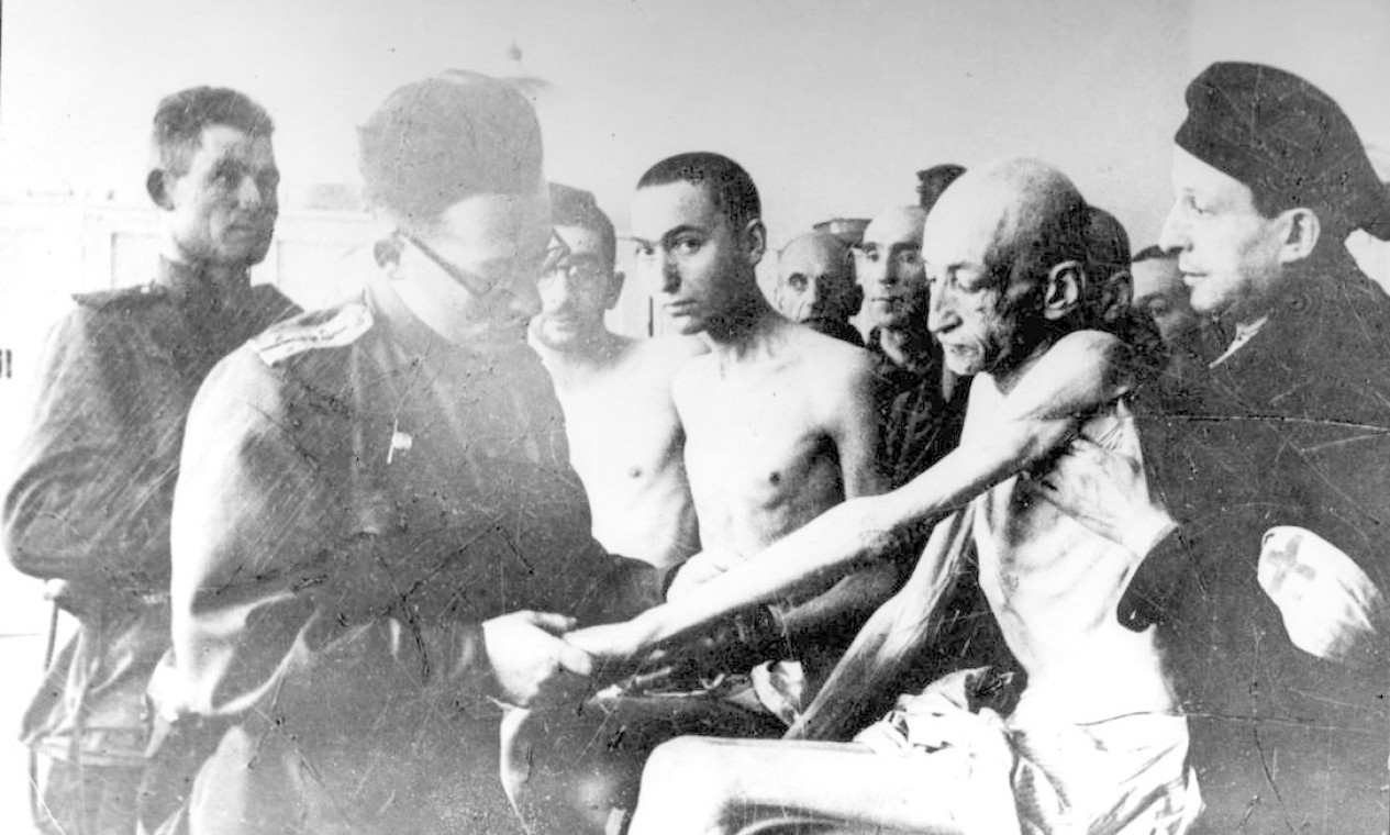 Médico militar soviético examina sobreviventes do Holocausto após a liberação de Auschwitz Foto: YAD VASHEM ARCHIVES / VIA REUTERS