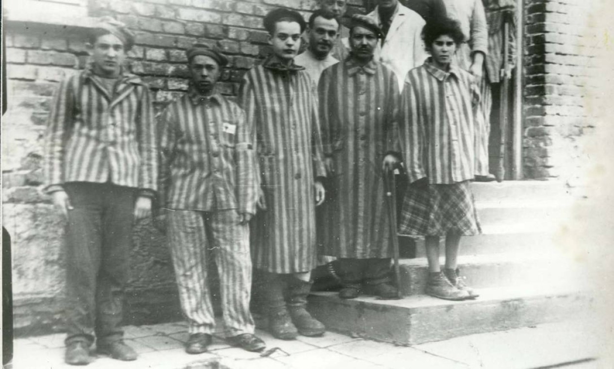 Prisioneiros do campo de Auschwitz posam para foto após libertação Foto: YAD VASHEM ARCHIVES / VIA REUTERS