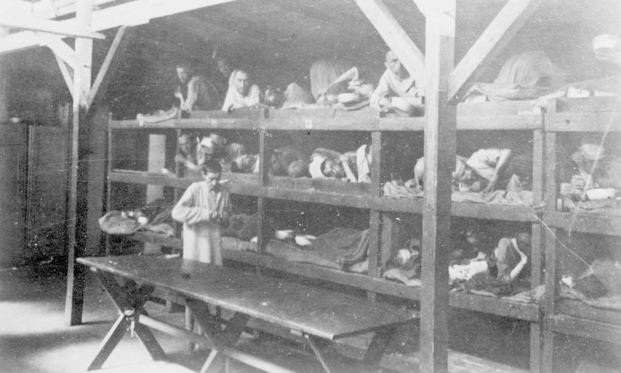 Presos são fotografados deitados em beliches dentro do campo de Auschwitz Foto: YAD VASHEM ARCHIVES / VIA REUTERS