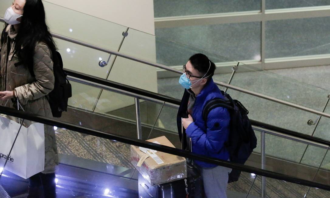 Passageiros chegam aos EUA após voo que veio direto da China Foto: DAVID RYDER/REUTERS