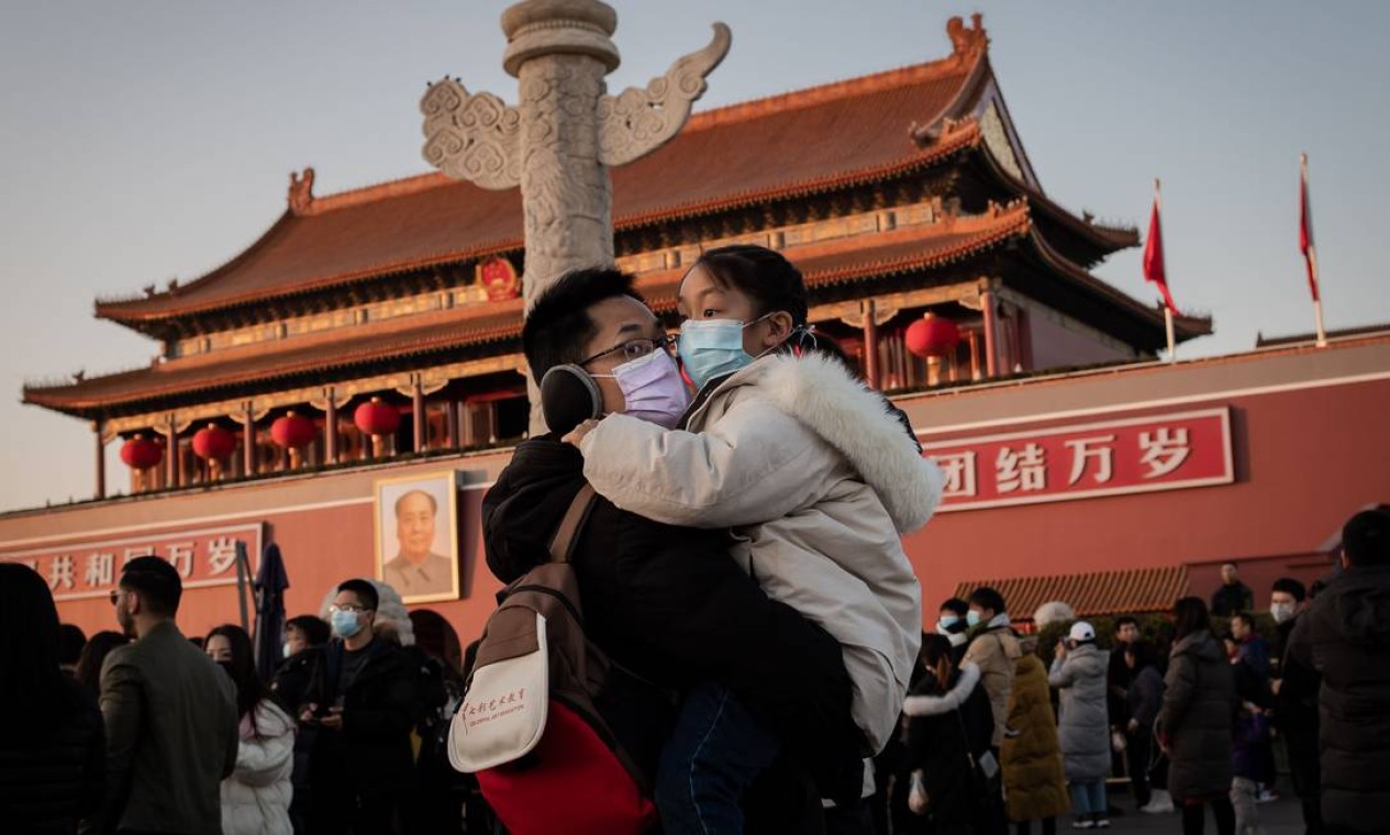 Pessoas se protegem contra o coronavírus em Pequim. Cidade cancelou as festas do Ano Novo Lunar e fechou Cidade Proibida como prevenção de proliferação da doença Foto: NICOLAS ASFOURI / AFP