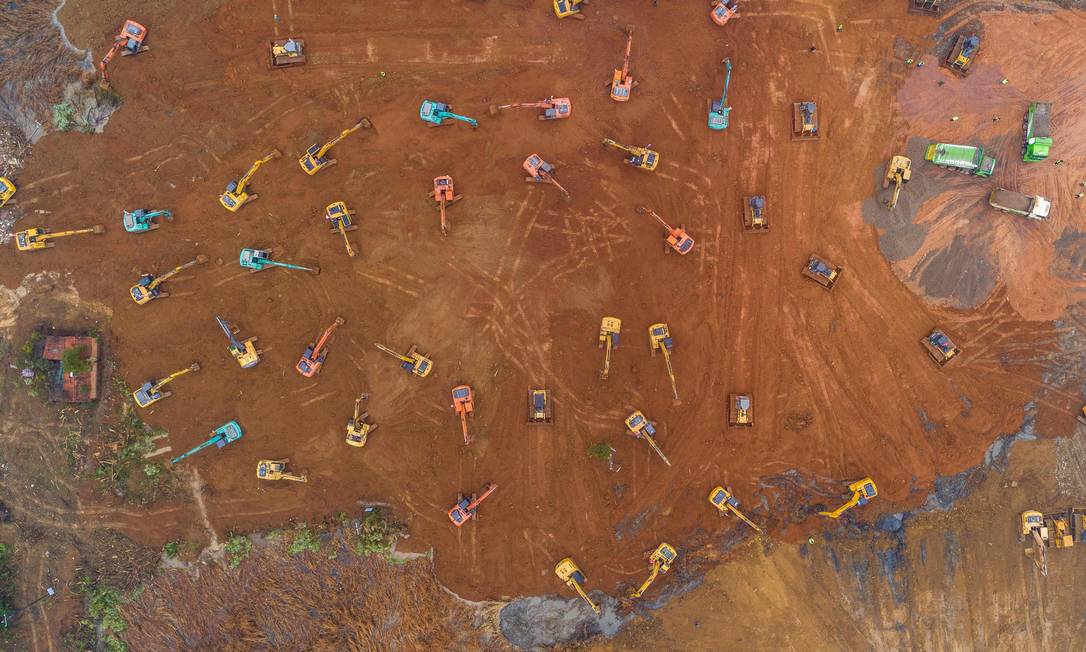 Foto aérea mostra dezenas de escavadoras que vão construir um hospital em menos de uma semana em Wuhan Foto: STR / AFP