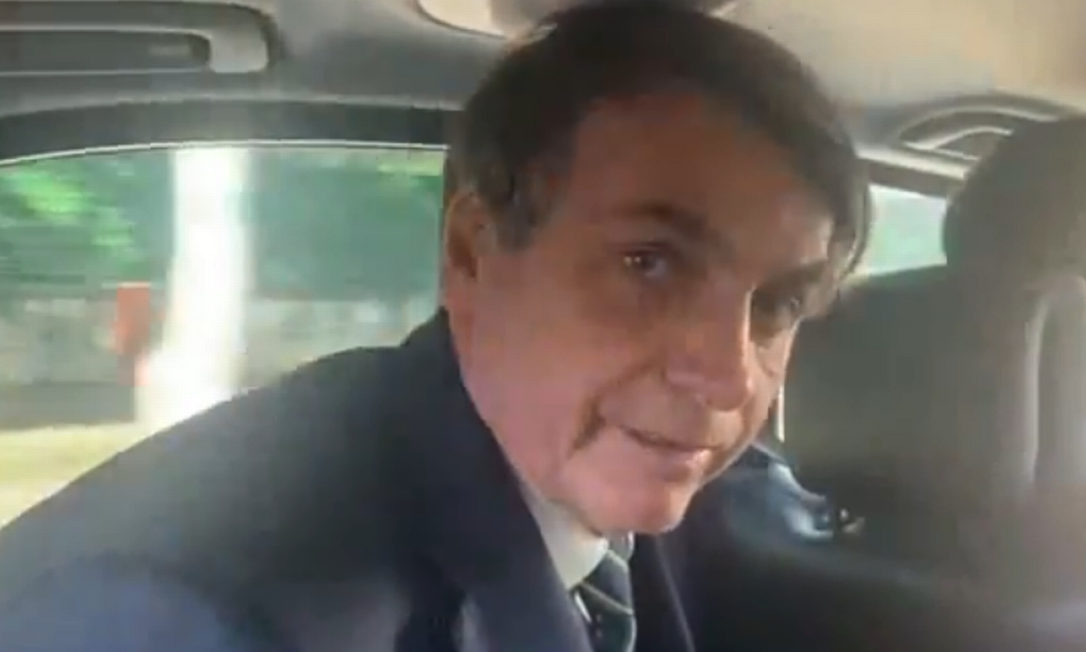 Presidente Jair Bolsonaro grava vídeo dentro de um carro na Índia Foto: Reprodução/Facebook 