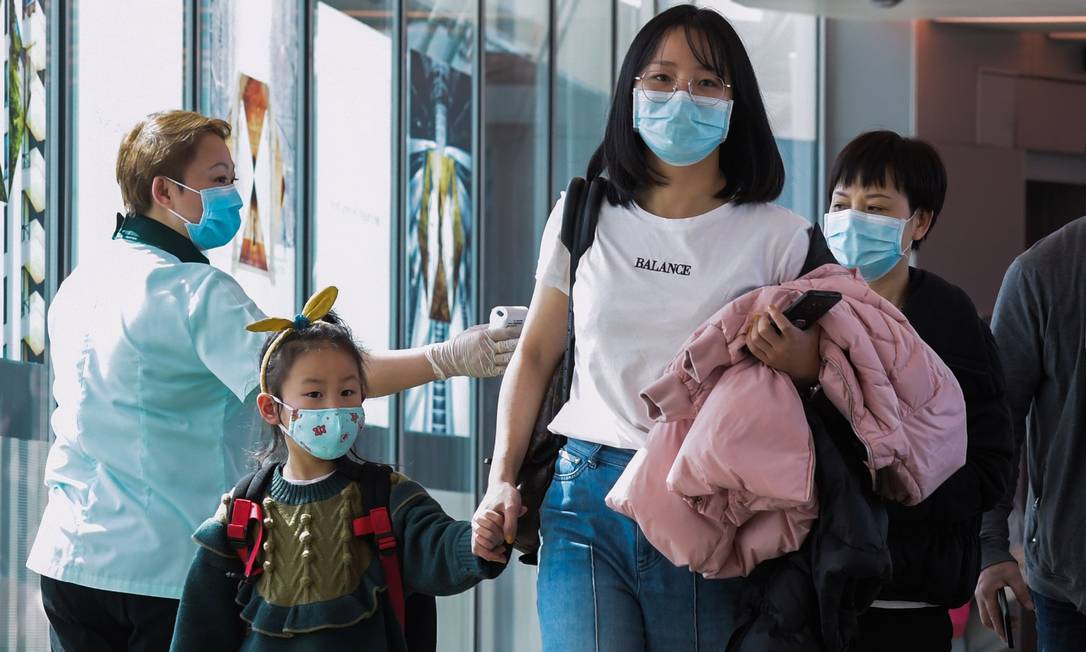 Vários países do mundo estão analisando passageiros que chegam de voos da China. Na foto, viajantes chegando em Cingapura. Foto: ROSLAN RAHMAN / AFP