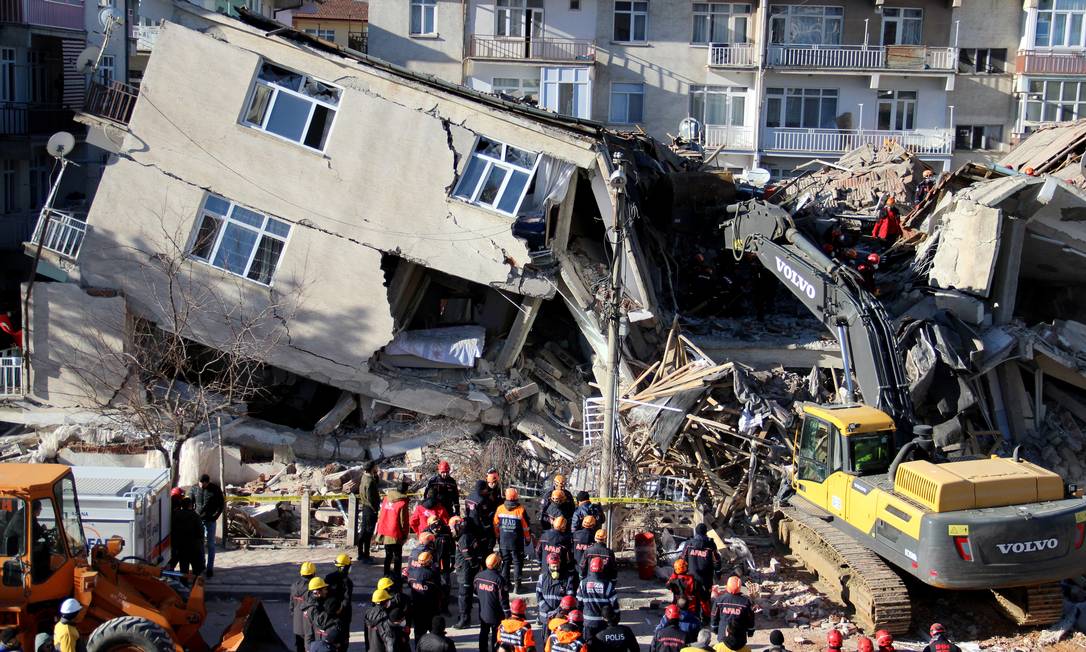 Prédio desabou após um terremoto em Elazig Foto: STRINGER / REUTERS